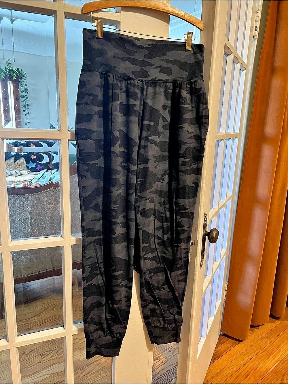 Athleta Salutation Camo Jogger Black Camo Medium